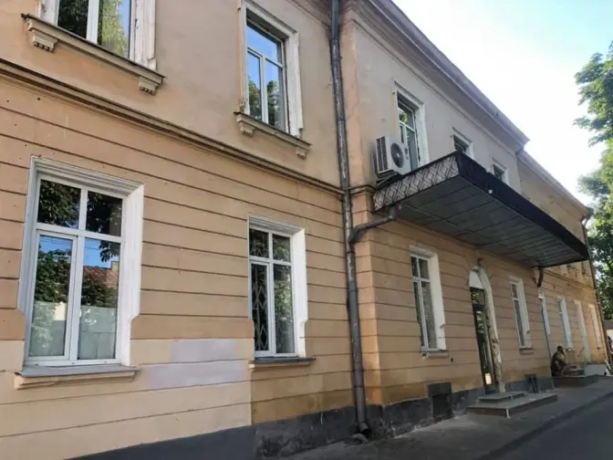 На Шота Руставелі демонтували незаконні прибудови до балкону