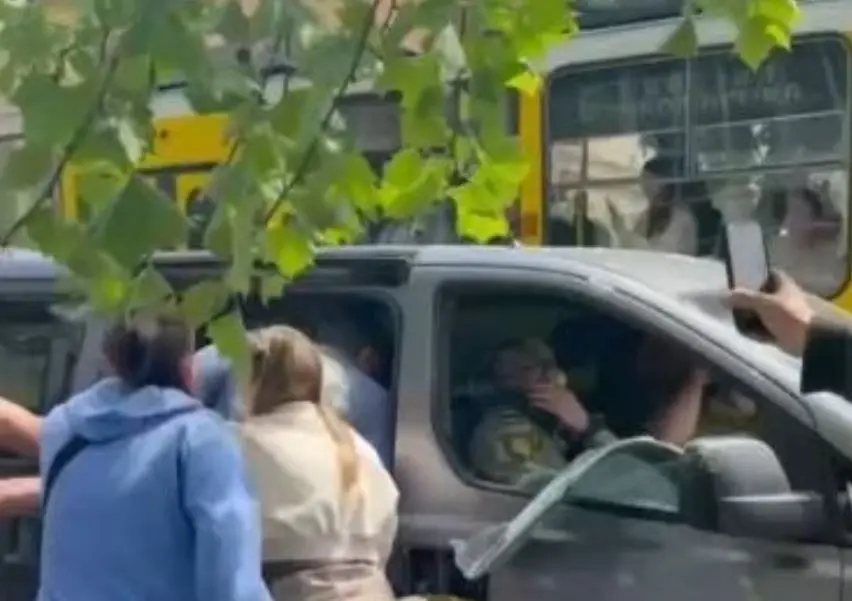 У Львові натовп витягнув чоловіка з буса під час мобілізації. В ТЦК відреагували