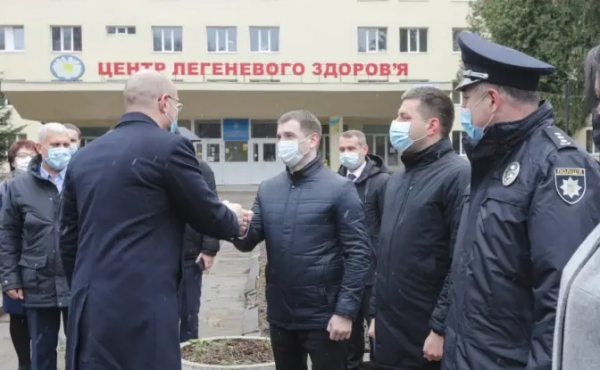 Шмигаль пообіцяв у Львові 165 мільйонів на ремонт реанімації у Центрі легеневого здоров'я