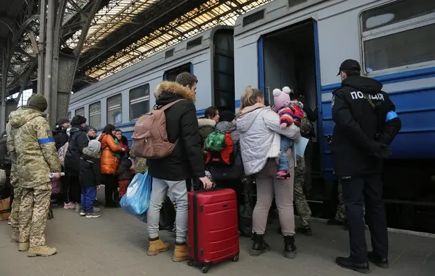Потрібен закордонний паспорт. В «Укрзалізниці» повідомили про випадки висадки біженців на кордоні з ЄС