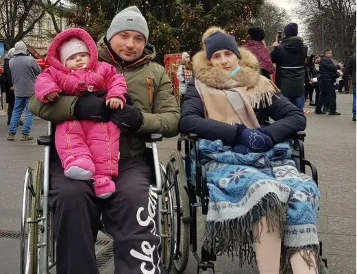 Батьки з інвалідністю просять львів'ян стати донорами крові для їхньої доньки, в якої виявили рак