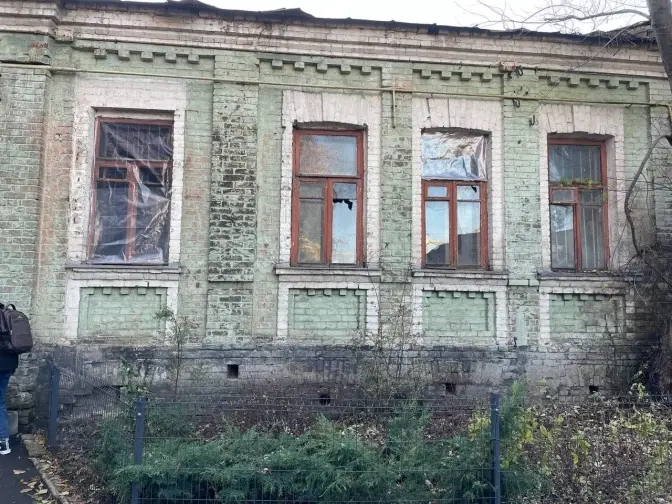 Активісти закрили плівкою пошкоджені пожежею вікна історичної будівлі на Подолі