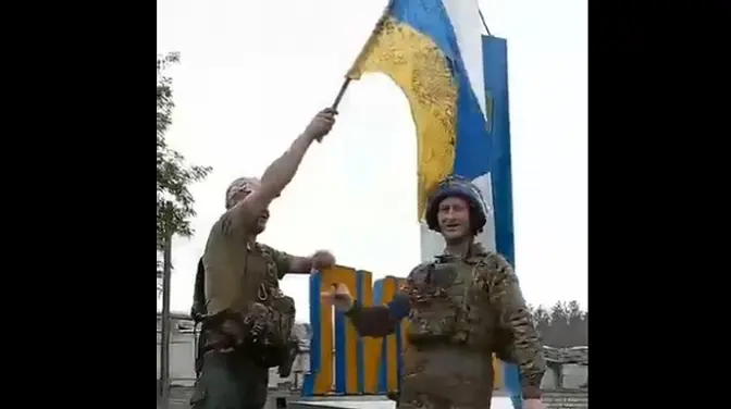 Єрмак опублікував відео, де військові розготрають прапор України на в'їзді у Лиман