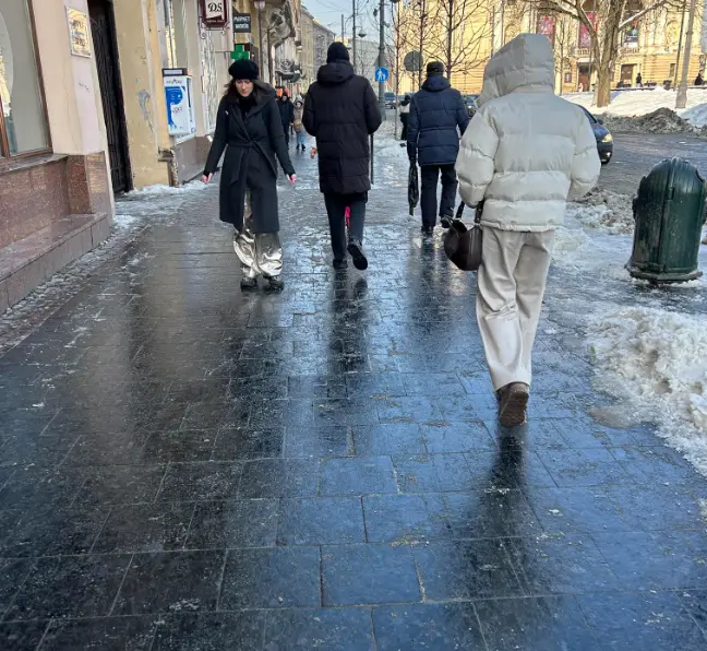 Плитка на проспекті Свободи / Фото з гарячої лінії міста