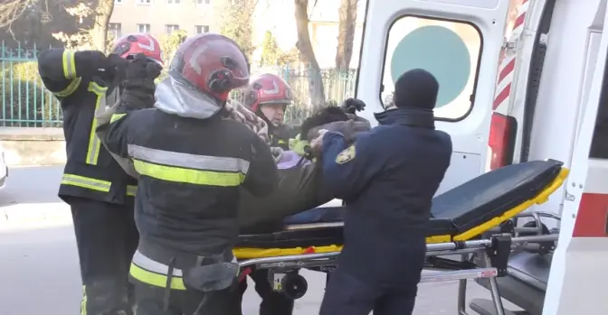 У Львові «швидка» змогла приїхати на виклик про пожежу лише після відбою повітряної тривоги