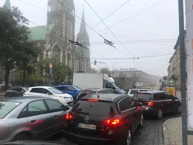 На вулиці Городоцькій у Львові утворився сильний затор. Як об'їхати
