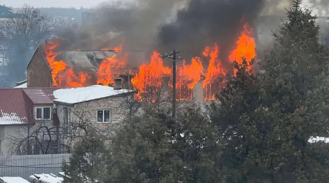 У двоповерховій будівлі на вулиці Волинській у Львові сталася пожежа. Фото