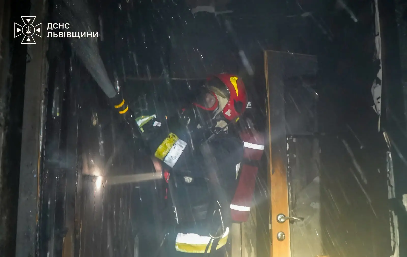 Вибух та пожежа у квартирі у Львові: надзвичайники врятували шістьох людей