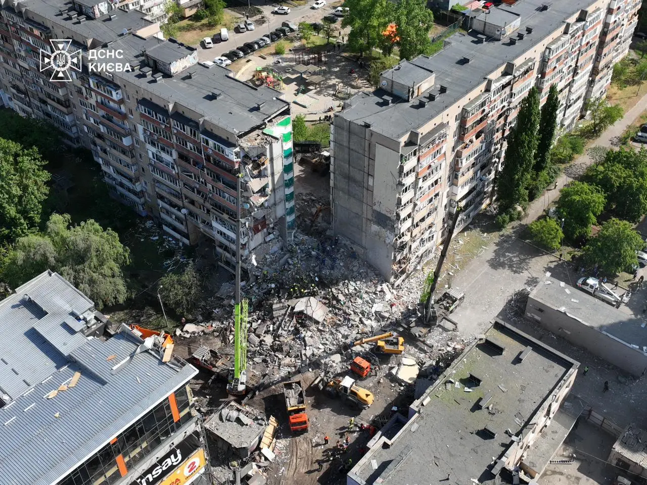 Кількість постраждалих у Києві зросла до 40 осіб, 2 загиблих: у Дарницькому районі під завалами шукають 14 людей