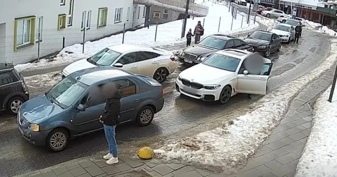 Лаявся на водія, який зупинився під час хвилини мовчання, та вимагав від’їхати: у Львові покарали порушника