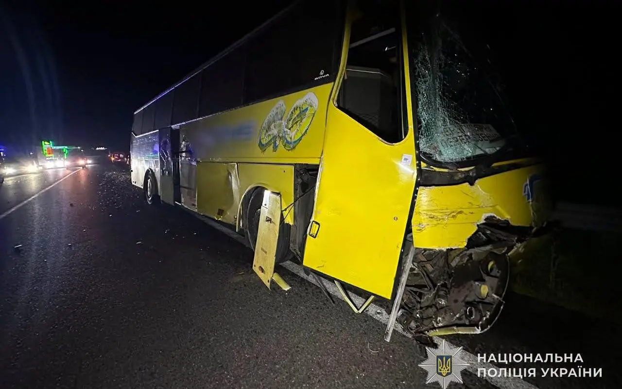 У зіткненні з автобусом на Львівщині постраждала сім'я з дитиною