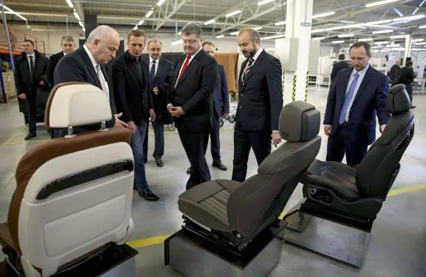 На Львівщині Президент відкрив німецький завод із пошиття авточохлів