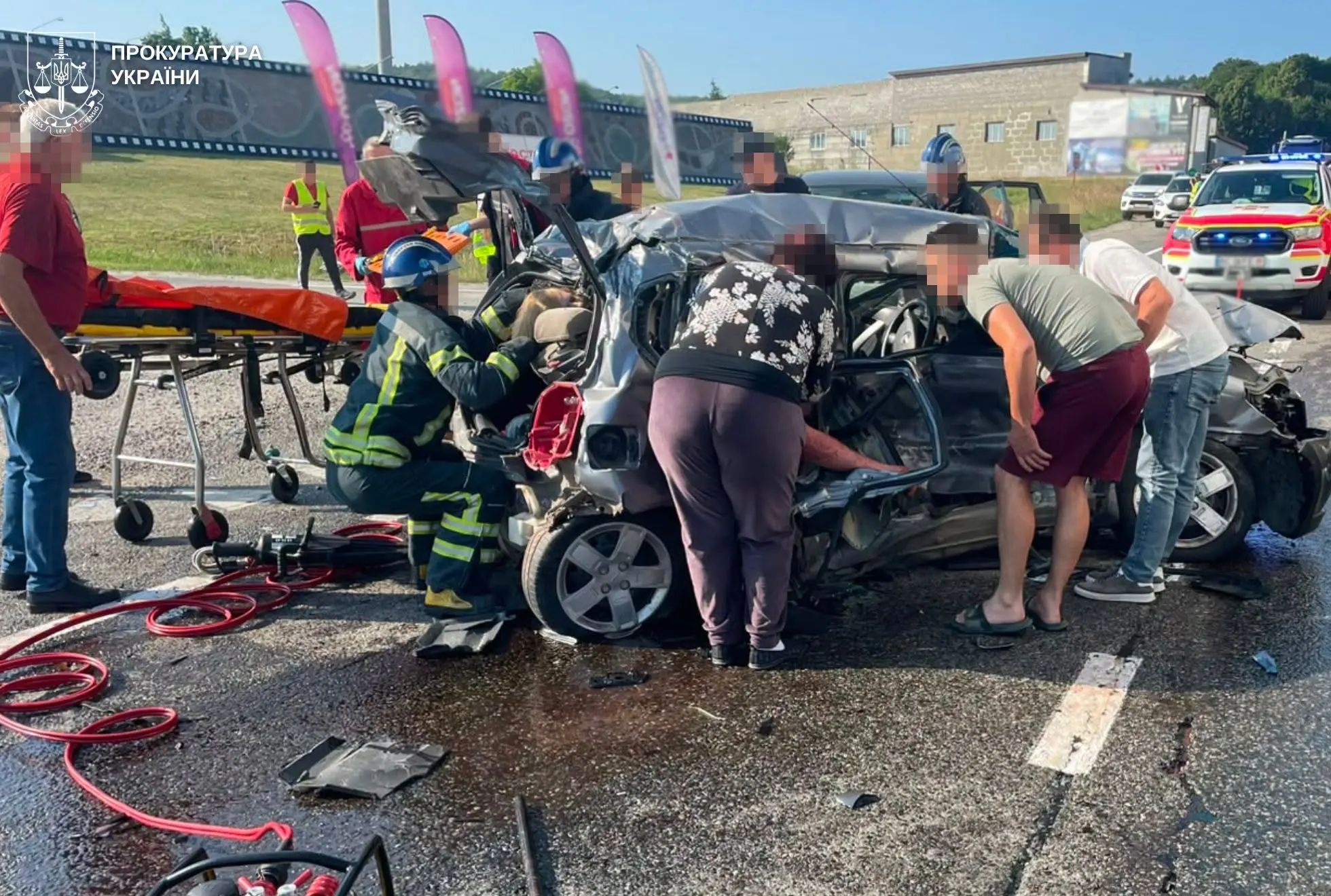 На Львівщині у потрійній ДТП затисло людей в авто