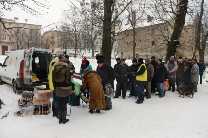 У Львові шукають волонтерів для роздачі їжі та теплих речей на вулицях. Як долучитись