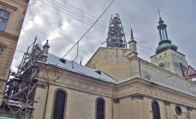 Аби пережити осінні дощі, музей Пінзеля у Львові знову накрили