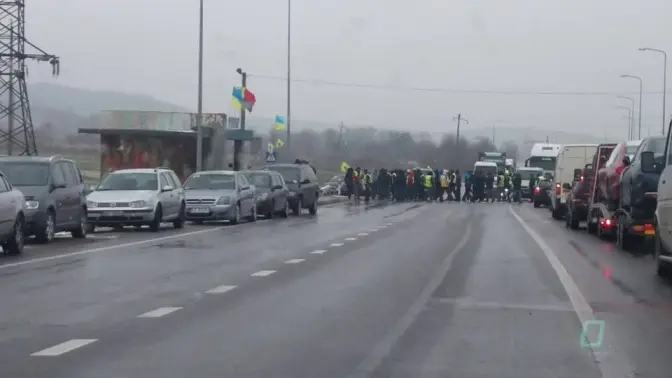 Власники авто на єврономерах знову перекрили трасу Київ-Чоп. Доповнено
