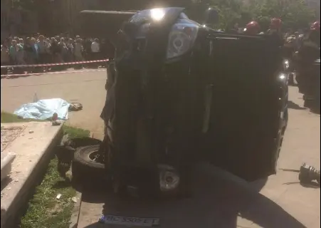 У центрі Львова авто наїхало на людей: загинула жінка. Нові деталі, фото, відео