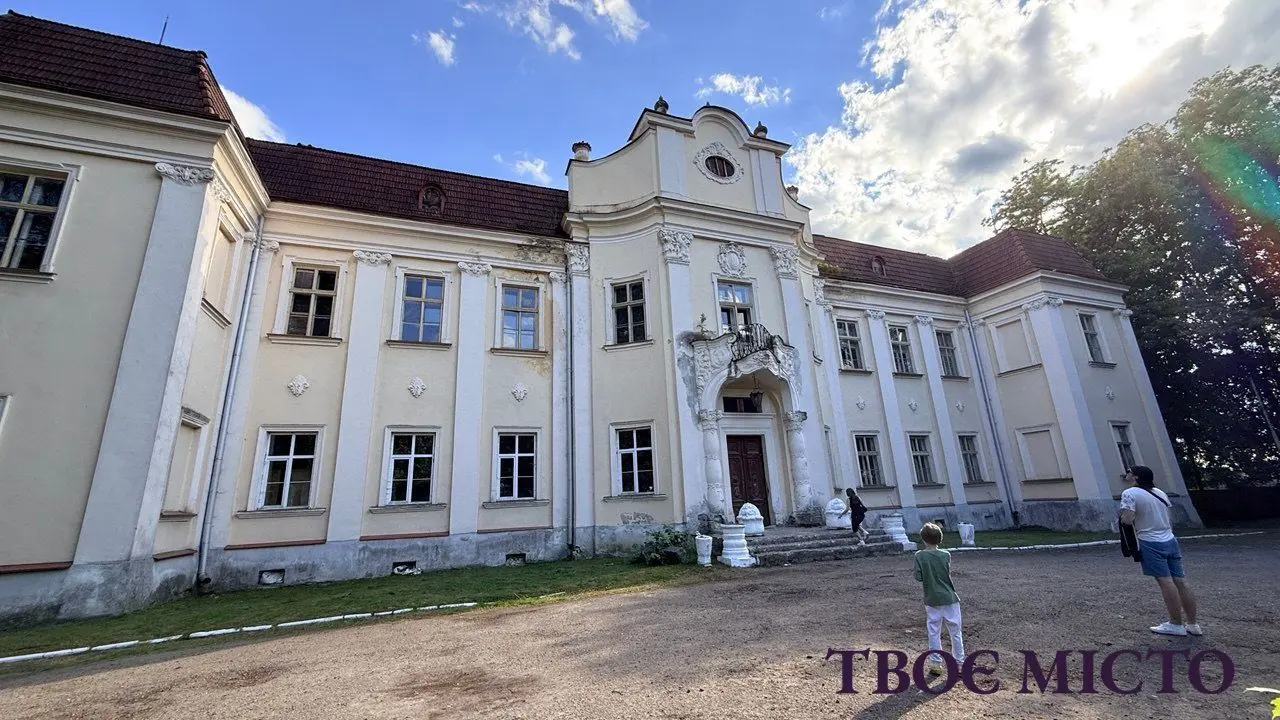 Передній фасад Палацу архієпископів ще вражає відвідувачі своєю унікальністю