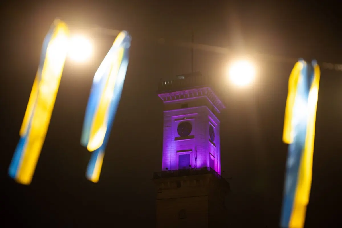 Львівську Ратушу підсвітил рожевим / фото: ЛМР