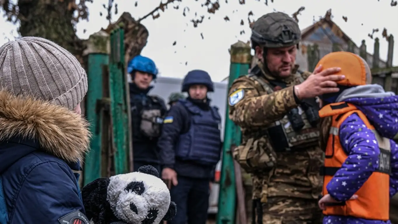 Упродовж жовтня з прифронтових територій області вдалося вивезти понад 760 неповнолітніх / фото поліції Донеччини.