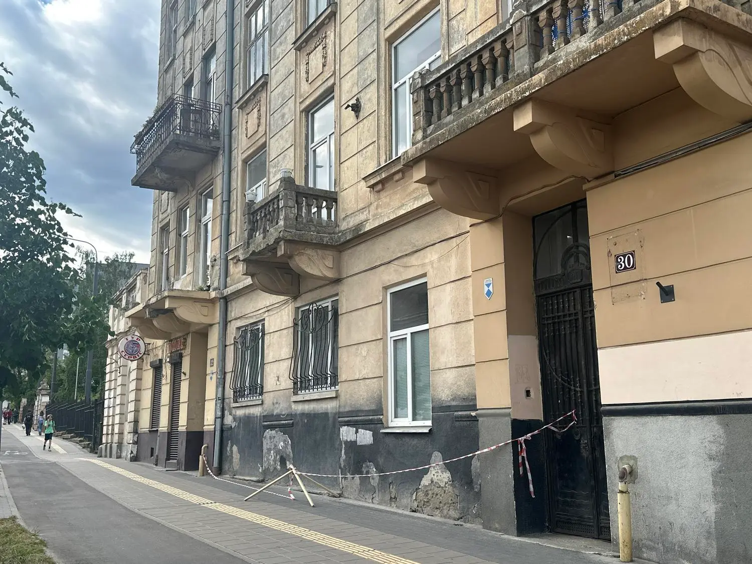 Ризиковані падінням уламків балкони подекуди обгороджують стрічками   