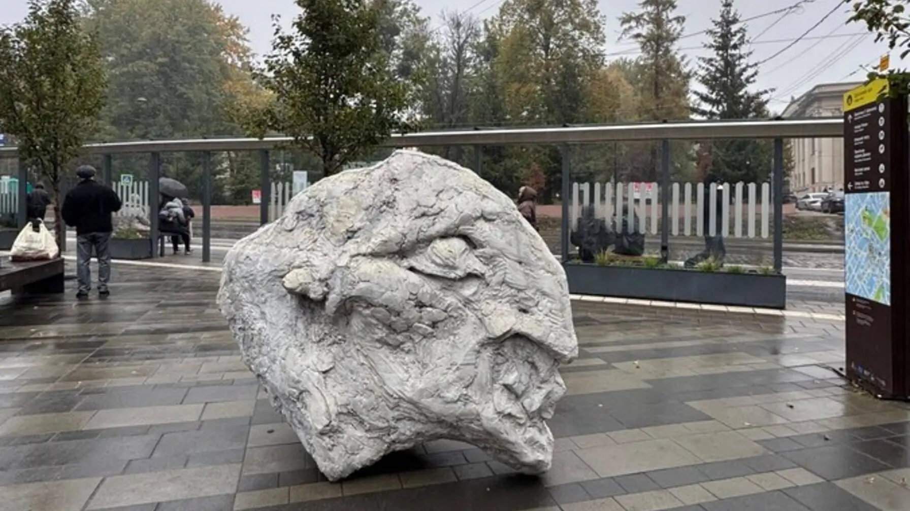 У межах ювілейного Львівського тижня скульптури на вулицях міста оселився бетонний "Тотем" Олексія Абрамова / фото ЛМР.