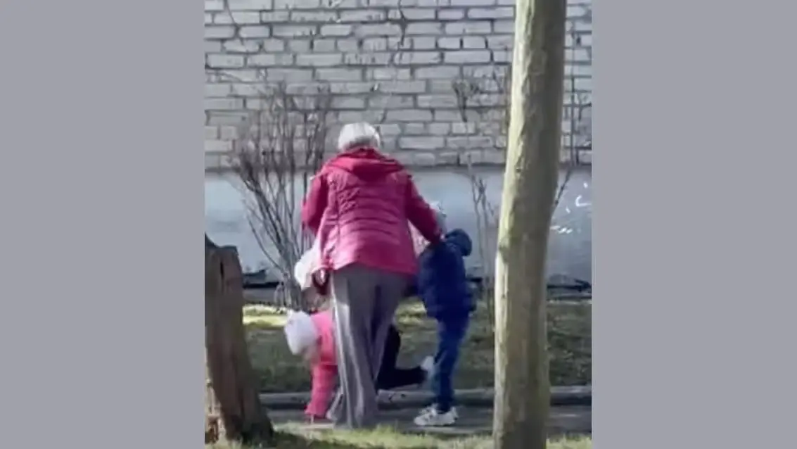 Відео, на якому вихователька грубо шарпає дітей у дитсадку, наробило сого часу галасу у мережі / скриншот з відео