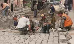 На вулиці Ляйнберга асфальт замінили бруківкою. Рух транспорту вже відновлено