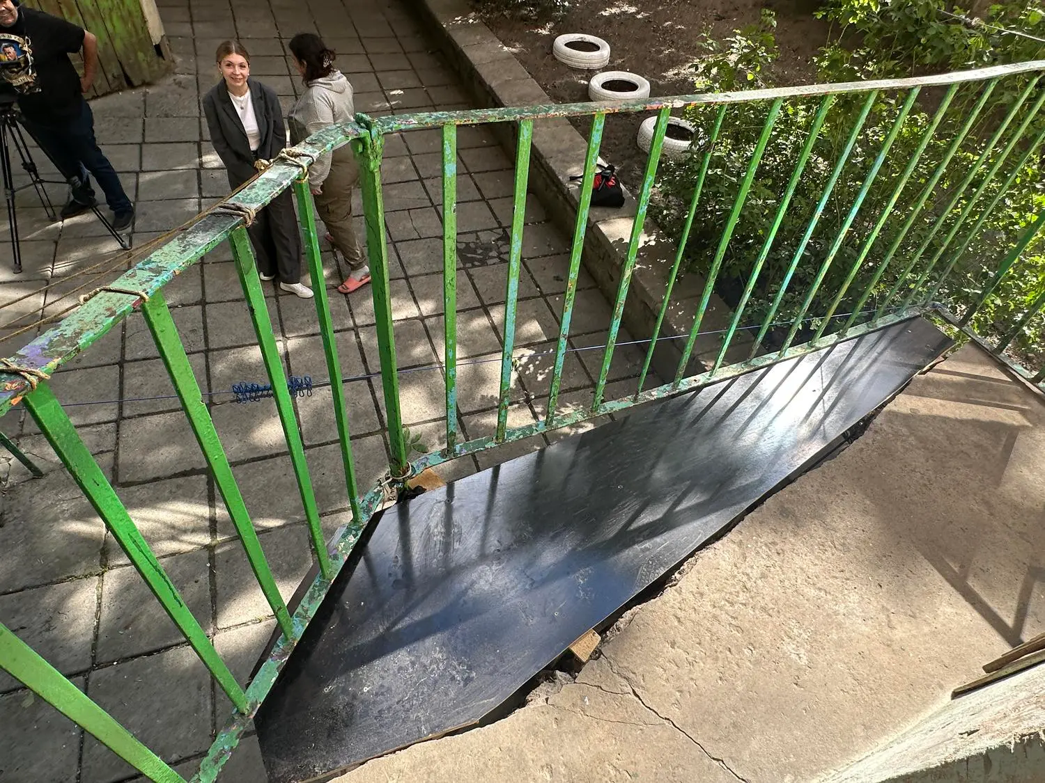 Тимчасовий ремонт від ЖЕКу після обвалу частини плити на Хорватській,3