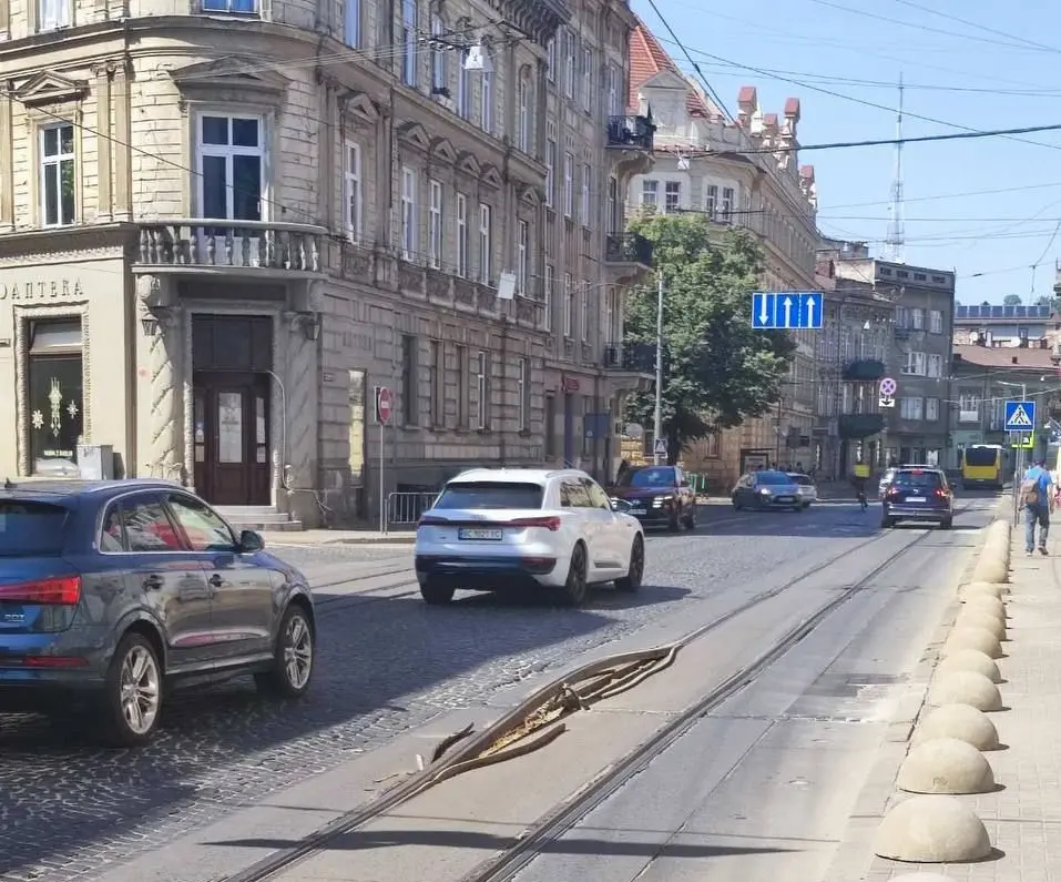 На вулиці Франка у Львові підняло рейку: трамваї курсують зі змінами. Оновлено