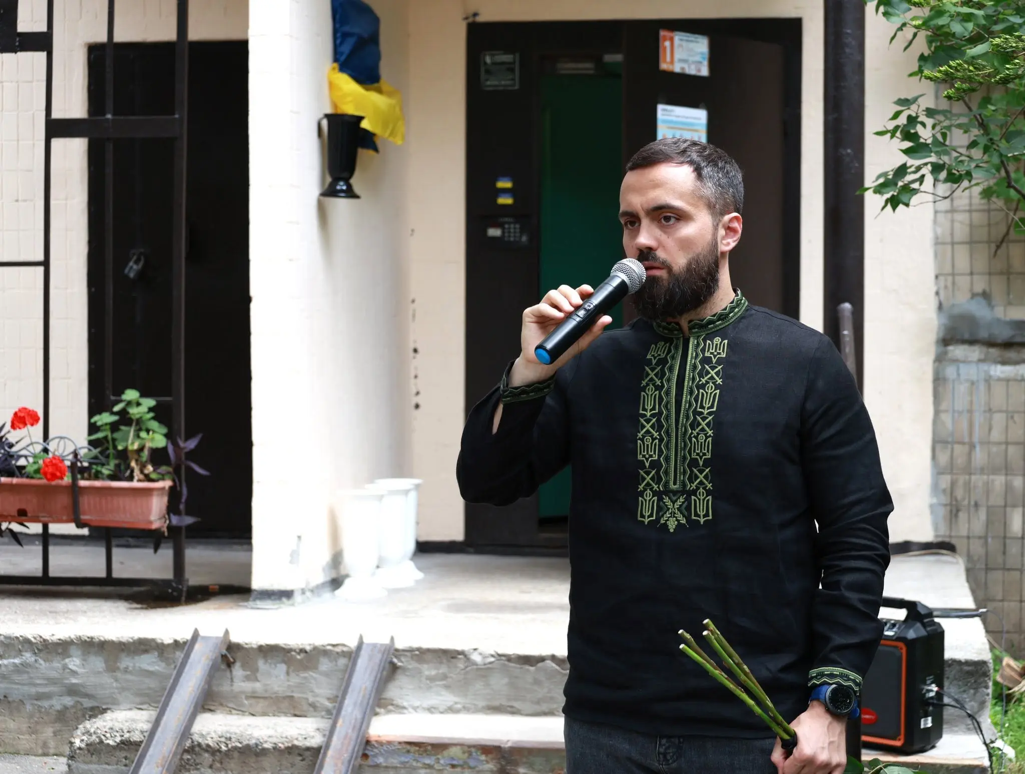 В Оболонському районі Києва відкрили меморіальні дошки на честь захисника Руслана Беня та журналістки Олени Губанової