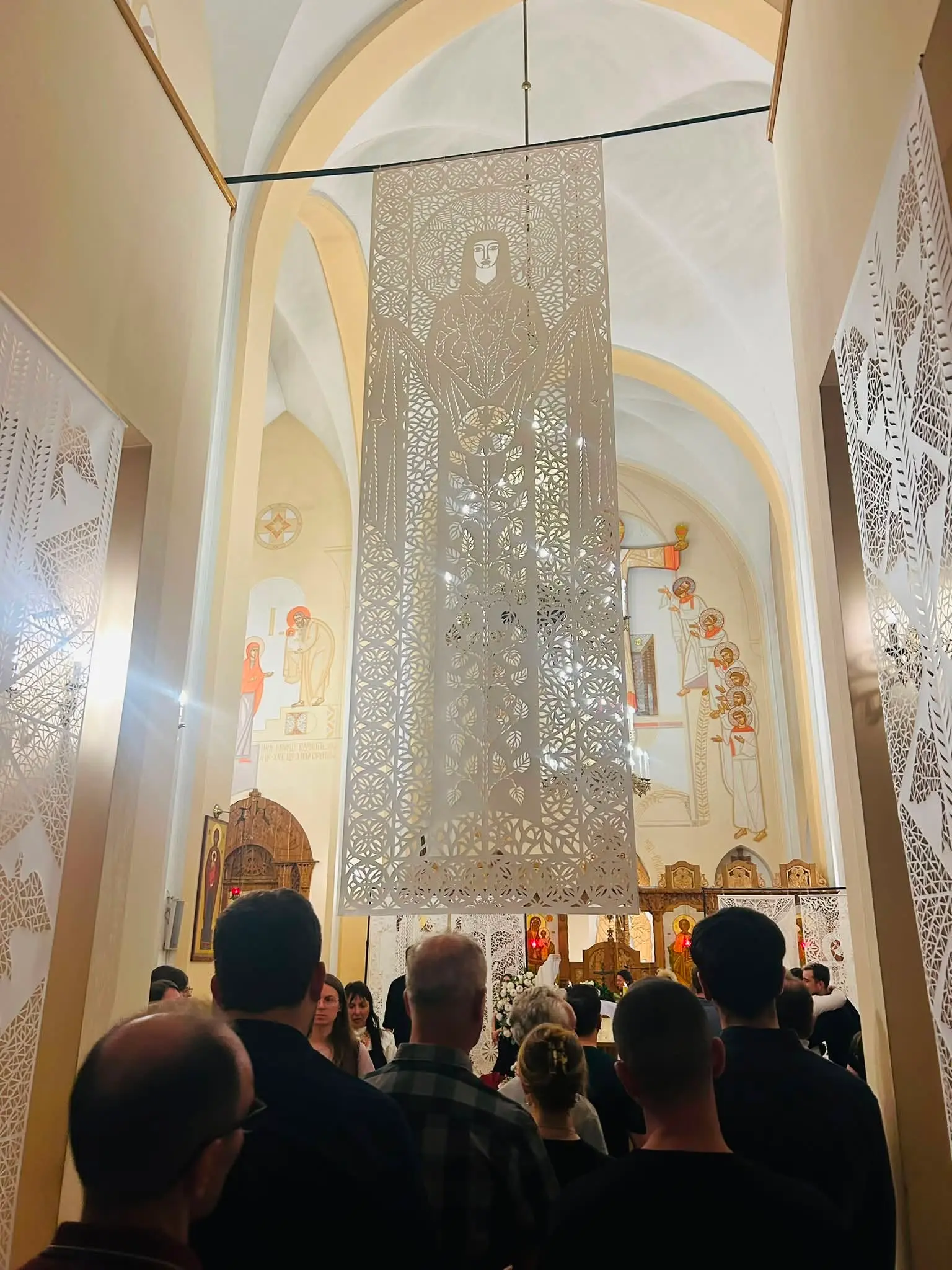 Напереодні у церкві св.Климентія відбувся парастас за упокій душі мисткині. Монументальні витинанки Дарії Альошкіної прикрасили храм...