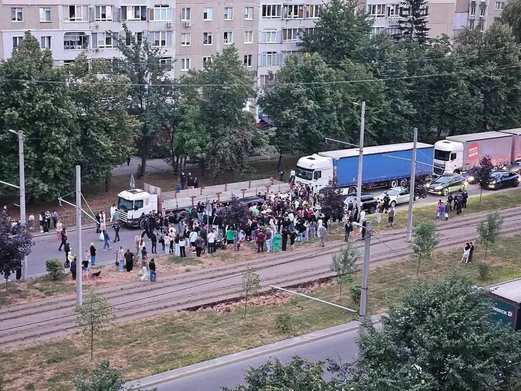 Конфлікт на Сихові переріс у масові сутички із постраждалими / фото з мережі
