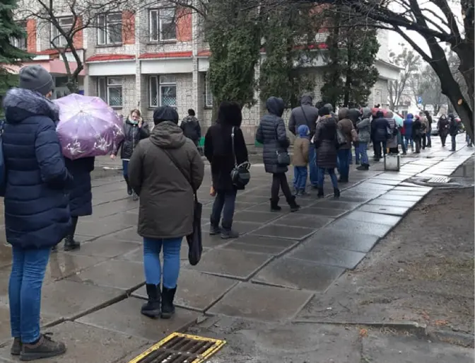 У Львові утворюються довгі черги на ПЛР-тест. У чому причина