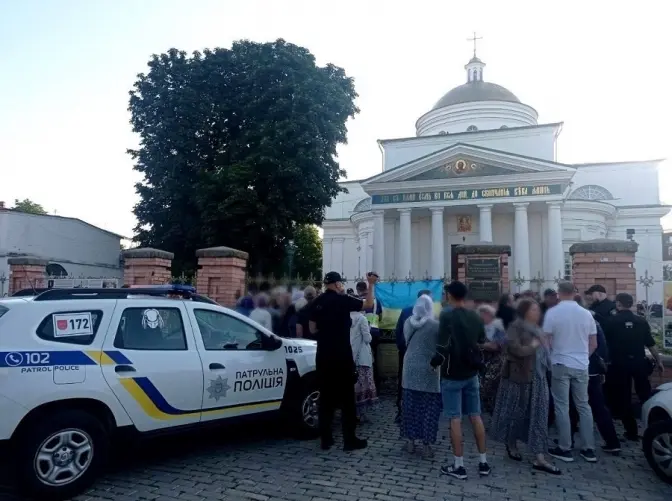 У Білій Церкві біля храму, який передали ПЦУ, знову не спокійно. Піп УПЦ МП поливав громадян з вогнегасника