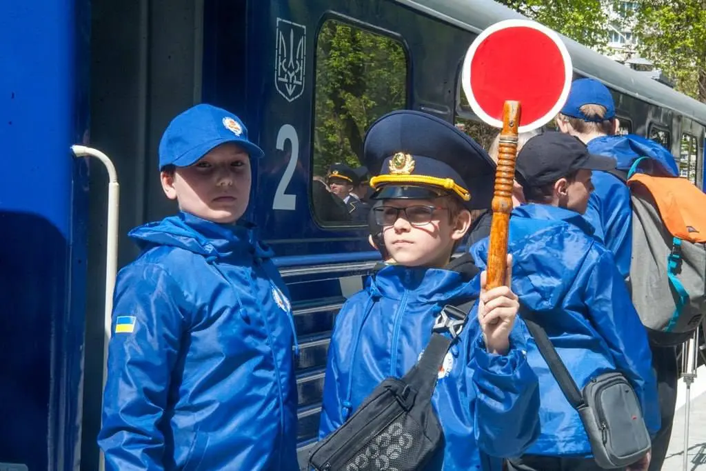 Діти пробують на собі професії залізничників