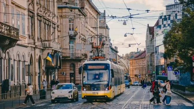 Відзавтра в центрі Львова замінятимуть аварійну трамвайну колію: як курсуватиме транспорт
