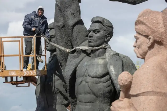 У Києві демонтували скульптуру біля Арки дружби народів