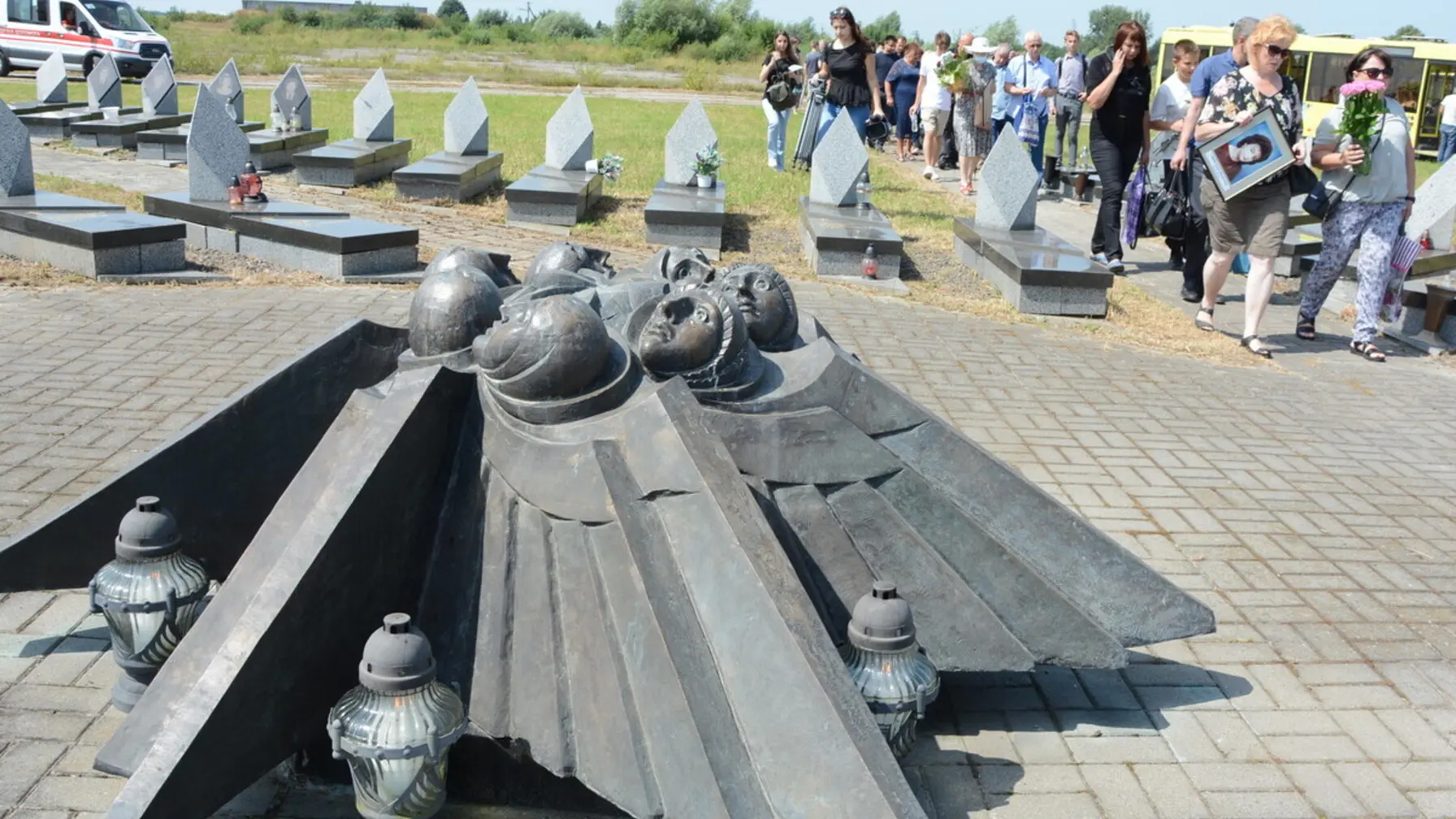 У Львові вшанували пам’ять 77 загиблих у катастрофі. Місто скерує 102 тисячі гривень на підтримку їхніх родин / фото ЛМР.