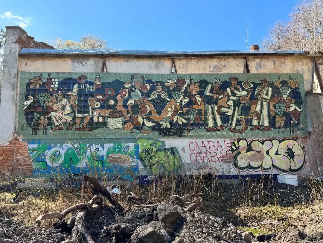 Панно, яке було на стіні заводу, руйнувалось роками / фото Jam Factory Art Center