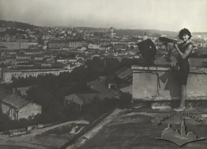 lvivcenter.org, Фотографиня на даху. Творець: Невідомий. Дата: 1960-1991