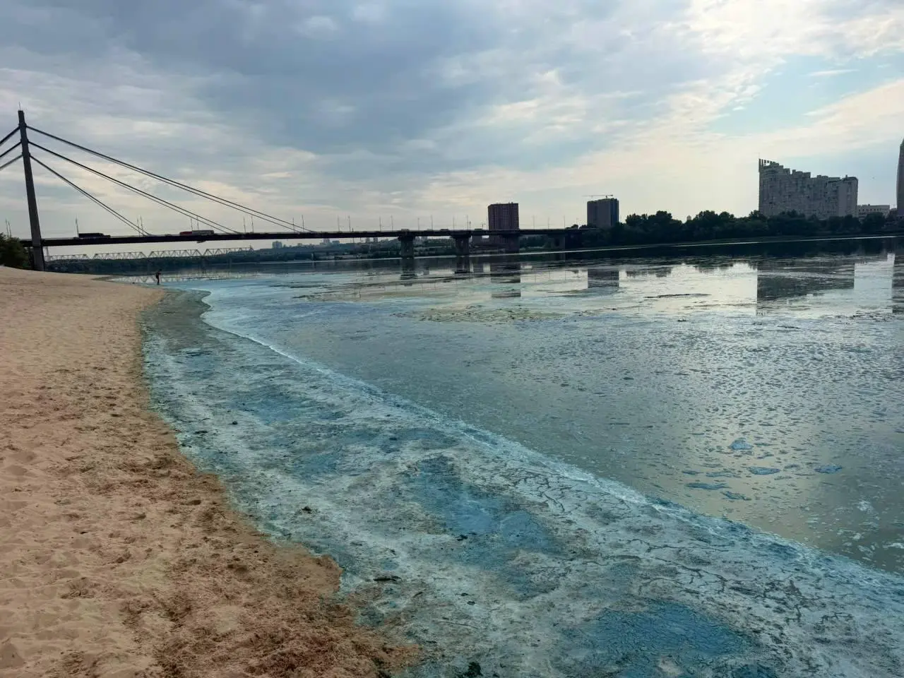 Зелена вода та піна біля берегів: у КМДА пояснили причини зміни стану Дніпра