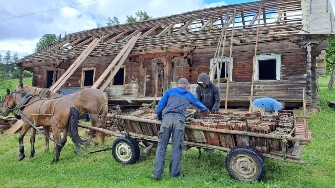 До «Тустані» привезли унікальну різьблену хату із Плав'я