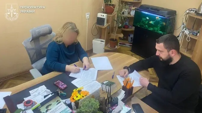 У Києві начальницю служби у справах дітей підозрюють у недбалості через катування дитини