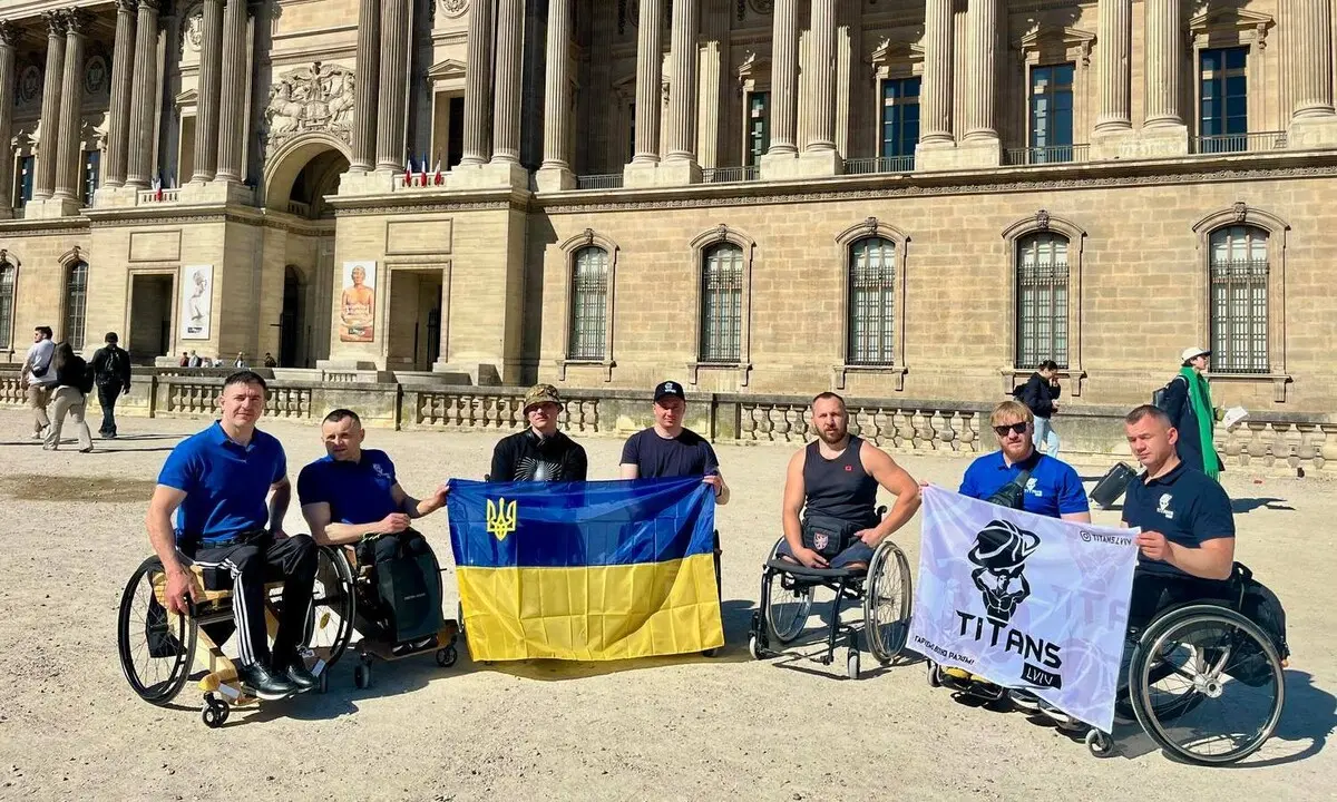 Львівські ветерани на одній із площ Парижу тримають прапори України та клубу "Титани-Львів"/ фото: ЛМР