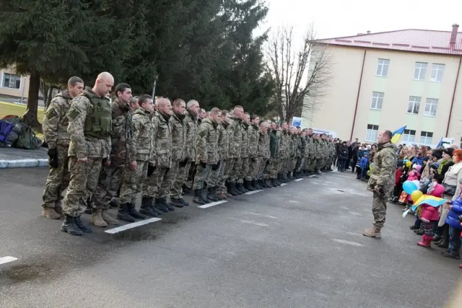 До Львова повернулось 120 десантників. Як зустрічали героїв. Фото
