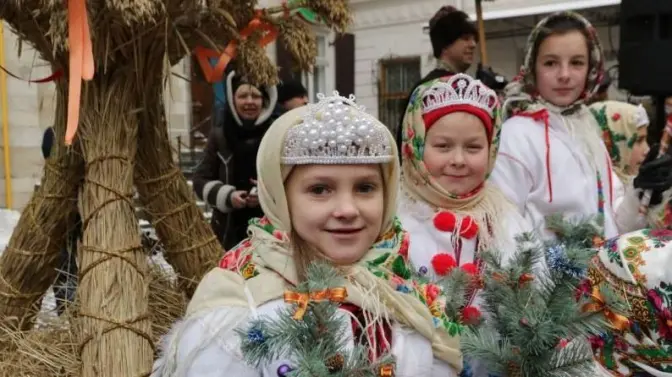 Фото дня: у центрі Львова встановили Різдвяний Дідух