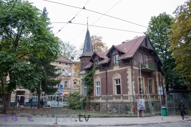 Як у Львові ремонтують віллу «На хресті». Фото