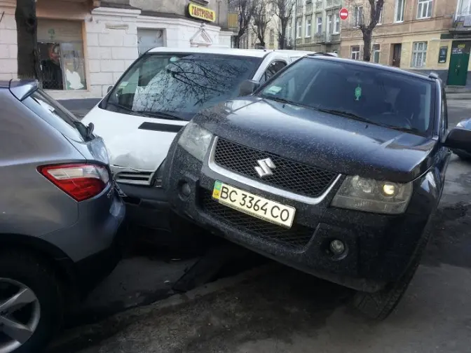 Ситуація на дорогах Львова: п'яний водій протаранив три авто. Уточнено