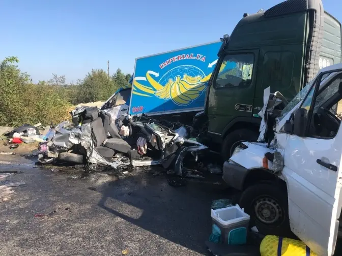 Біля Львова сталася масштабна аварія. Рух транспорту обмежений